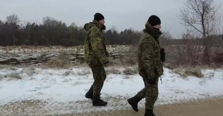 Grupa migrantów rzucała w pograniczników kamieniami. Funkcjonariuszka została ranna