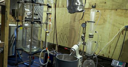 Zlikwidowano największe laboratorium syntetycznych opioidów w Europie