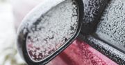 Prosty trik zabezpieczy Twoje lusterka przed śniegiem i lodem. Miotełka i odmrażacz nie będą potrzebne