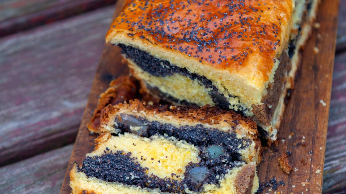 Dlaczego makowiec pęka po upieczeniu