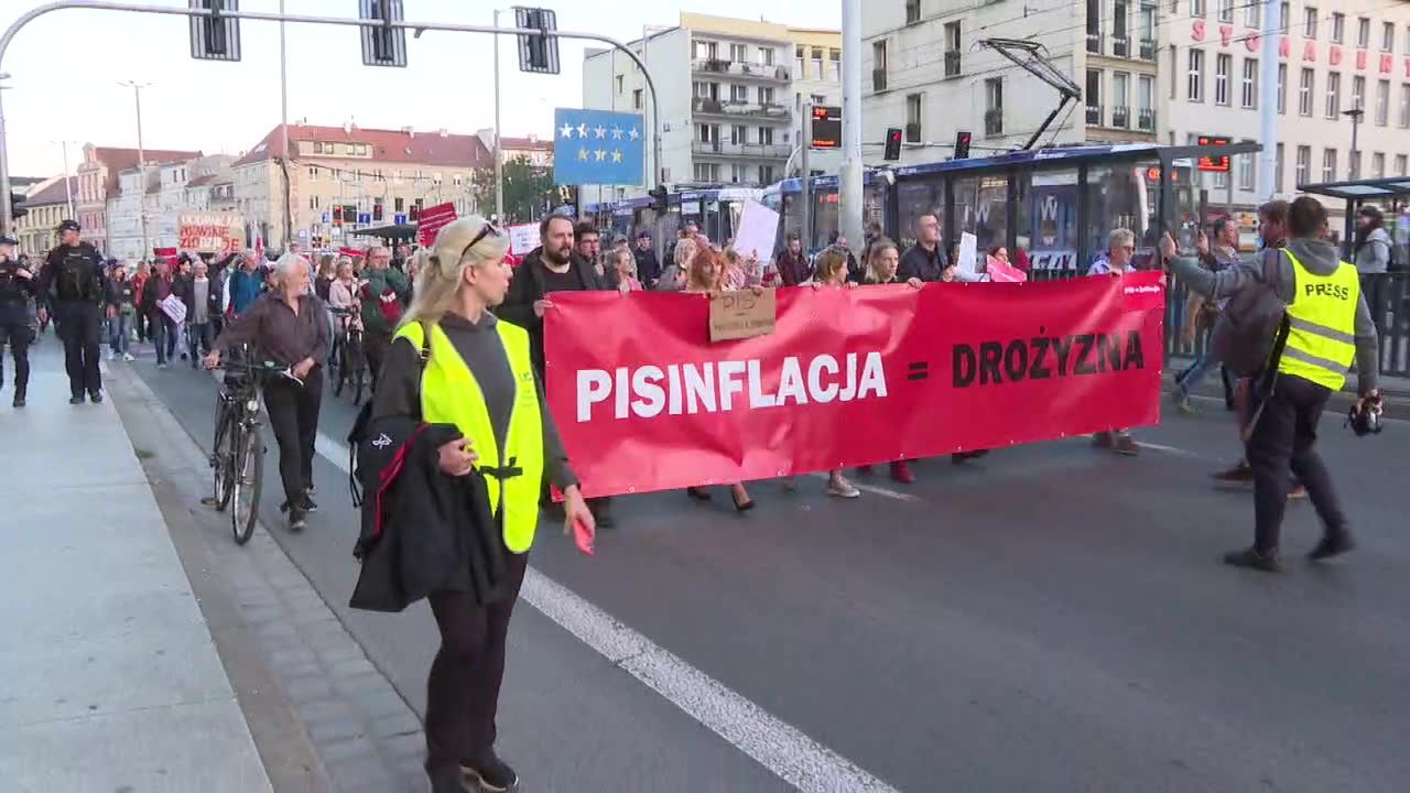 “PiS nic nie zrobił”. Protest we Wrocławiu przeciwko drożyźnie i inflacji