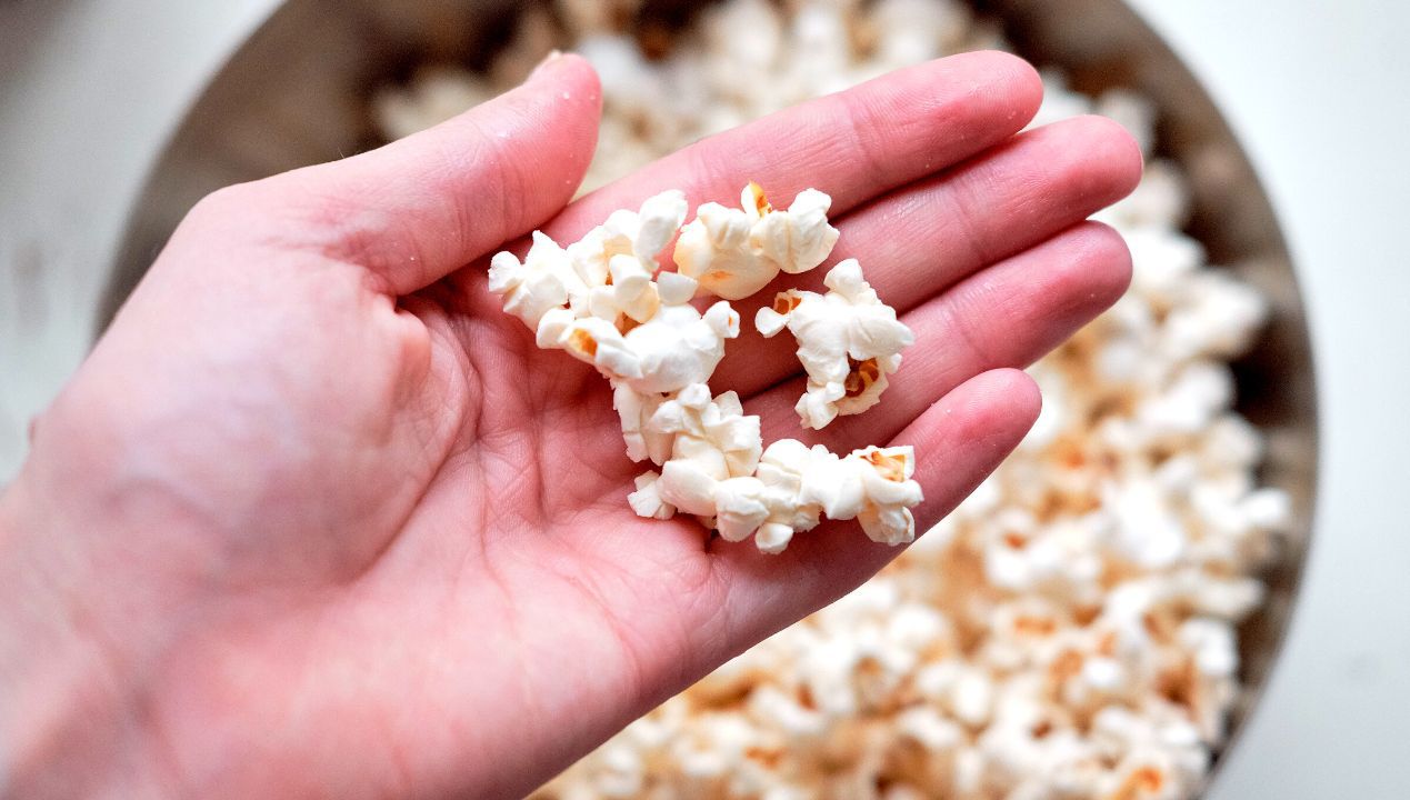 Prosty trik sprawi, że każde ziarenko kukurydzy otworzy się podczas robienia popcornu