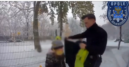 Policjanci uratowali trójkę dzieci przed zamarznięciem.