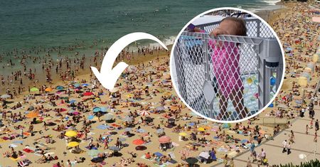Parawan już nie wystarcza. Ci rodzice zabierają na plażę klatkę dla dziecka