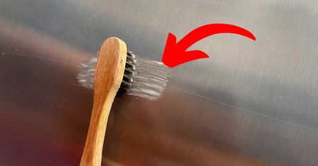 Nie możesz już patrzeć na rysy na lodówce? Dzięki temu trikowi szybko znikną