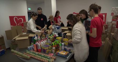 W Polsce w ubóstwie żyją dwa miliony ludzi. Wolontariusze przygotowują dla nich “Szlachetne Paczki”