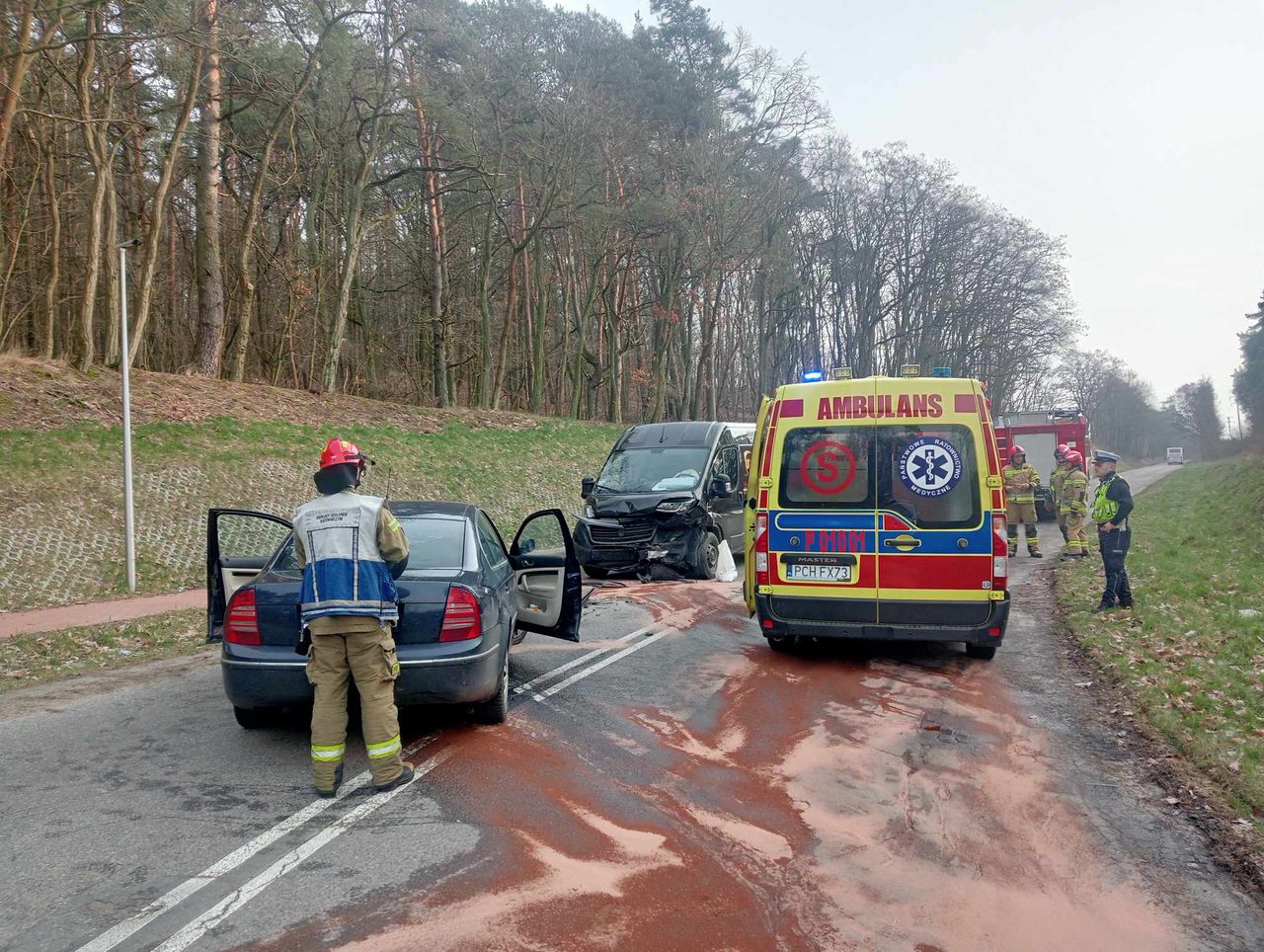 Zderzenie busa i samochodu osobowego w Chodzieży