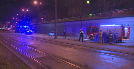 Wypadek w Łodzi. Mężczyzna spadł na jezdnię z kładki, potem został potrącony