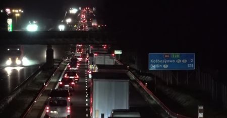 Korek na na autostradzie A6 do przejścia w Kołbaskowie-Pomellen. Przyczyną wzmożone kontrole na granicy