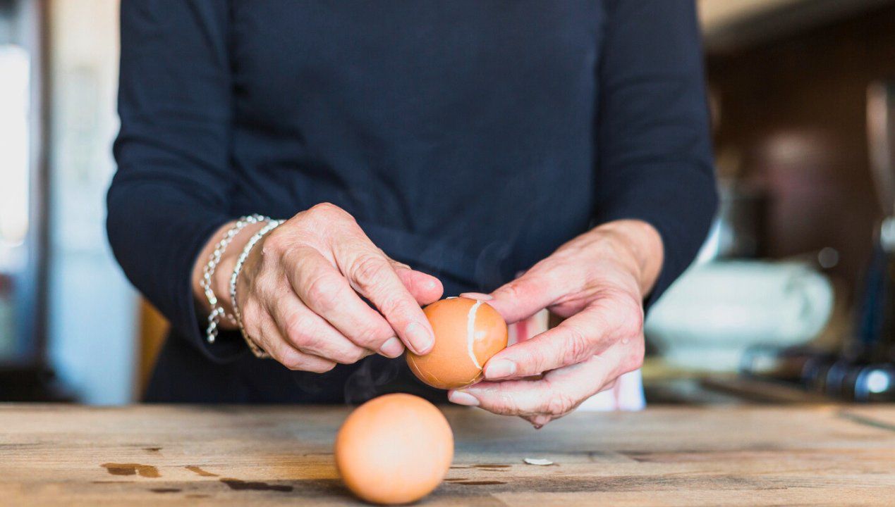 W ten sposób obierzesz jajka na śniadanie w zaledwie 3 sekundy! Najlepszy trik