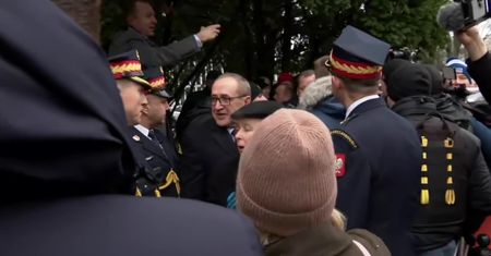 Szarpanina przed Sejmem. Politycy PiS chcieli wprowadzić Kamińskiego i Wąsika