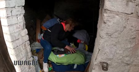 Spała z dziećmi w komórce na drewno. „Wasz przyjazd sprawił, że ruszyła machina pomocy”