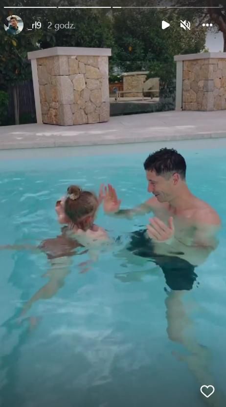 Robert Lewandowski z córkami na basenie
