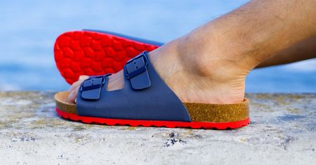Takie buty to najgorszy wybór na lato! Podolodzy nie mają wątpliwości