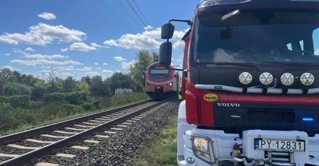 Zderzenie pociągu osobowego z samochodem typu bus