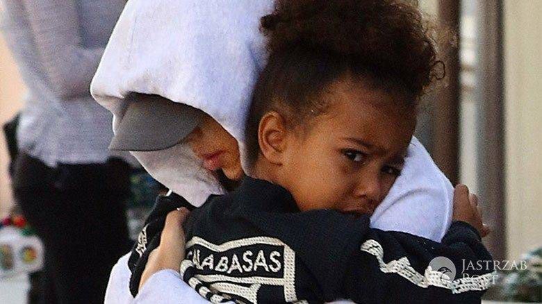 Kim Kardashian i North West wychodzi z apartamentu