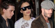 Victoria Beckham z Brooklynem i Davidem podczas Nowojorskiego Tygodnia Mody. Dawno nie wyglądała tak pięknie! [GALERIA]