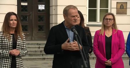 D. Tusk: Rząd powinien zamrozić ceny prądu i gazu. Inaczej wrócimy do nauczania zdalnego, bo nie da się ogrzać szkół