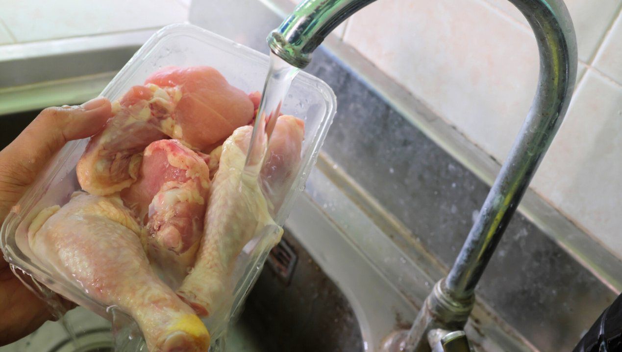 Jak szybko rozmrozić kurczaka? Fot. Getty Images