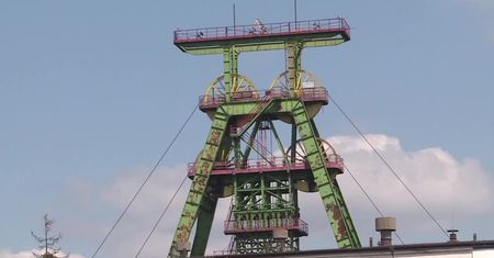 “Straszna tragedia”. Znicze i modlitwy za poszukiwanych górników przy kopalni Zofiówka