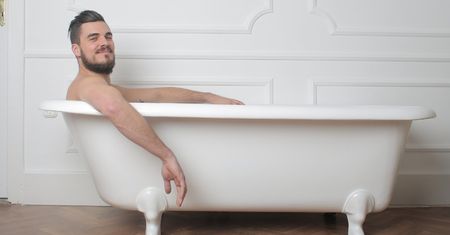 Oto dlaczego wanny są za krótkie! Kiedy poznasz 6 powodów, uznasz, że sporo w tym sensu