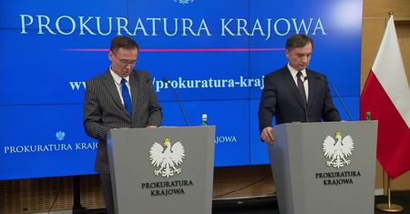 Ziobro nadal broni skazanej za rozbój homofobicznej aktywistki. Na konferencji prokuratury ujawniono dane poszkodowanej.