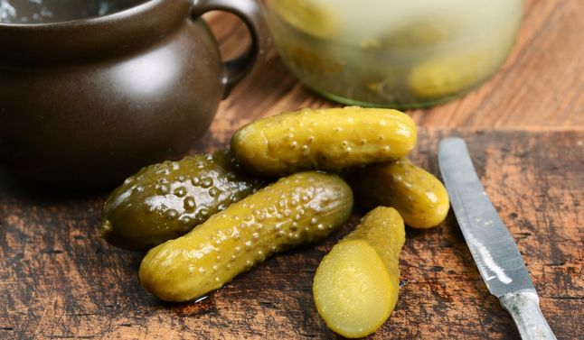 biały nalot na ogórkach kiszonych - Pyszności; foto: Canva