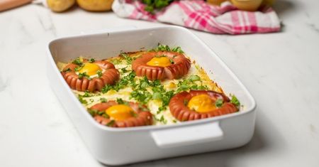 Ziemniaczana zapiekanka z jajkiem i parówką