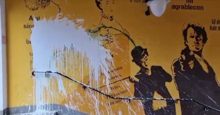 Mural Zamenhofa w Warszawie zniszczony. Ktoś oblał go farbą