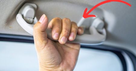 Do czego służą uchwyty nad drzwiami w aucie? Wielu kierowców będzie zdziwionych