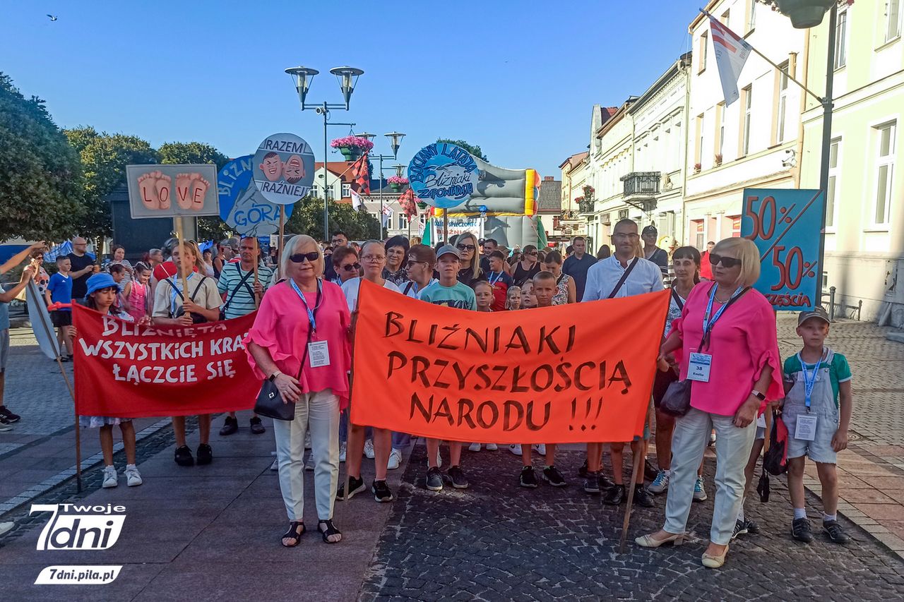 Bliźnięta spotkały się w Czarnkowie na Dniu Spieczonego Bliźniaka