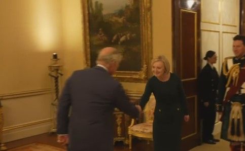 Król Karol III i Liz Truss. Ta scena stała się memem!