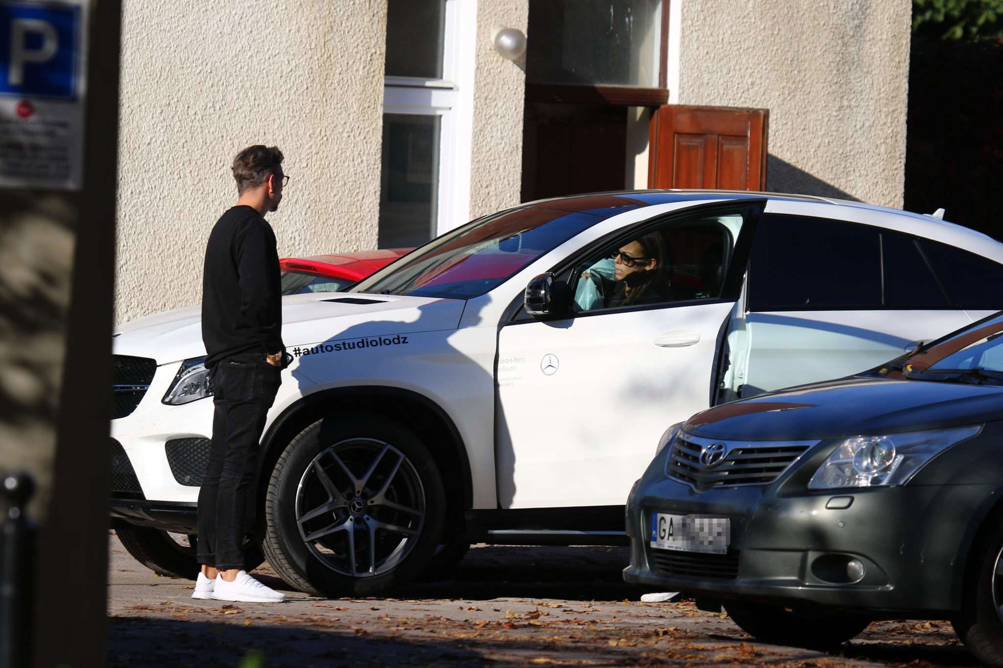Marcel Sora pomagał Annie Musze wyjechać z miejsca parkingowego