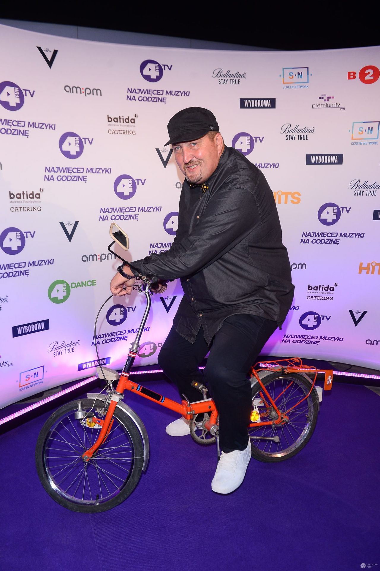 Adam Kraśko na rowerze na imprezie stacji muzycznej. Zdjęcia 2016