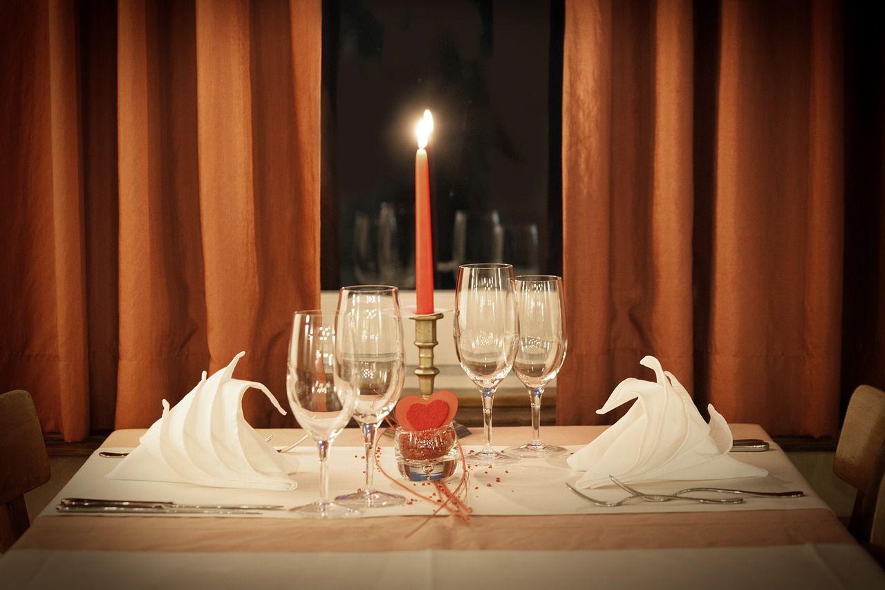 Z okazji Walentynek planujesz romantyczny posiłek? Oto 18 inspiracji, które warto wykorzystać
