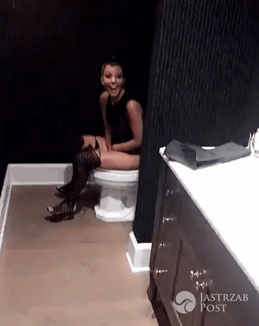Kourtney Kardashian w toalecie