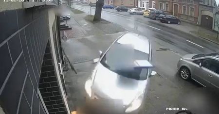 O mały włos od tragedii. Prawie wjechał autem do sklepu