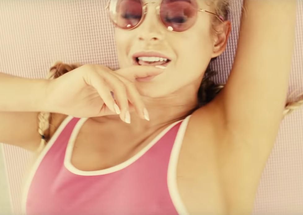 Paula Tumala w teledysku Stachursky'ego