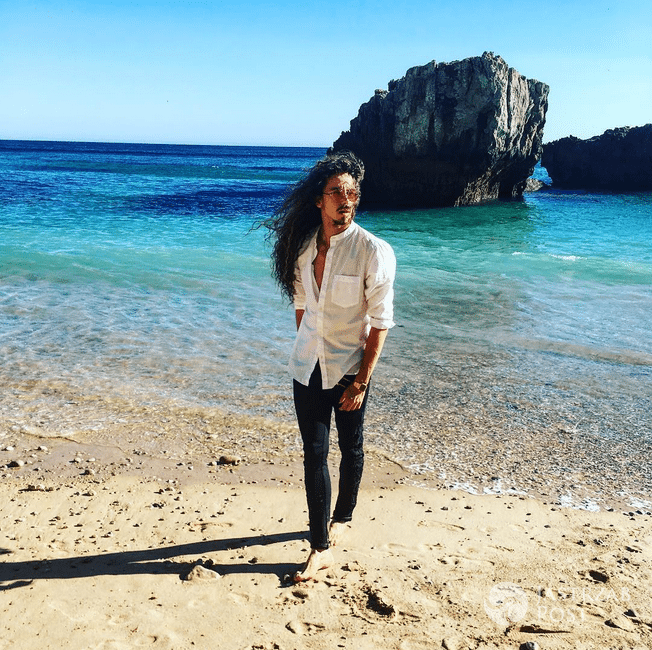 Michał Szpak na plaży w Portugalii