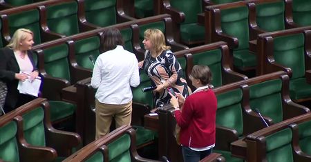 “Niech się cieszą, a później do pracy”. Nowi posłowie przechodzą szkolenie z pracy w Sejmie