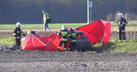 Tragiczny wypadek na niestrzeżonym przejeździe kolejowym w Opolskiem. Osobówka wjechała pod pociąg