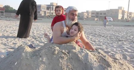 Rodzice niepełnosprawnych dzieci zakopali je na plaży podczas zaćmienia słońca, które miało je uleczyć