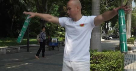Chiński mistrz kung fu pobił rekord w podnoszeniu puszek otwarta dłonią. Przez 5.79 sekund “trzymał” w ręku 102 puszek