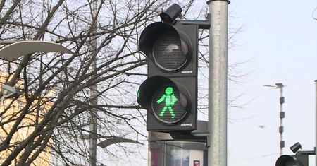 W Szczecinie listwy LED mają informować „smartfonowych zombie” o kolorze światła na przejściu dla pieszych