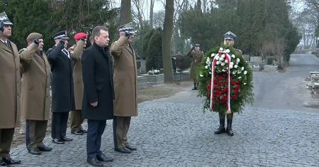 Szef MON złożył wieniec pod pomnikiem Żołnierzy Wyklętych na warszawskich Powązkach
