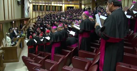 “Święty lud boży patrzy na nas i oczekuje konkretnych, a także skutecznych działań”. Papież rozpoczął watykański szczyt poświęcony ochronie nieletnich w Kościele