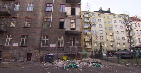 Runął balkon w Poznaniu, ucierpiały dwie osoby. Zawalił się podczas robót budowlanych przy wzmacnianiu stropu
