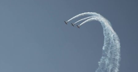 Imponujące manewry lotnicze podczas 12. edycji pokazu Aero India Show
