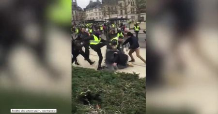 “Żółte kamizelki” brutalnie pobiły dziennikarzy w czasie demonstracji w Rouen