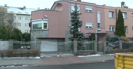 Prokuratura w Toruniu postawiła zarzut zabójstwa 61-letniemu mężczyźnie, który zabił nożem siostrę i ranił jej męża